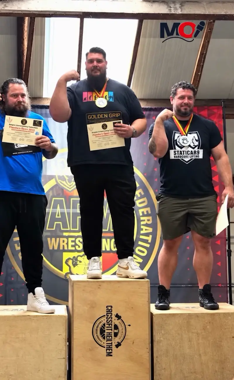 Rodrigue Colson sur la plus haute marche d’un podium, médaille au cou, dans le cinquième épisode de MaDe OFF