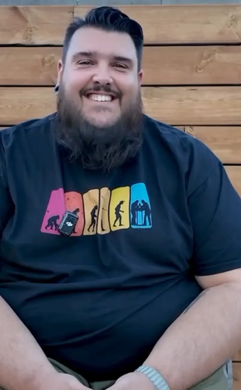 Rodrigue Colson souriant face à la caméra, pendant le jeu de questions express du sixième épisode de MaDe OFF