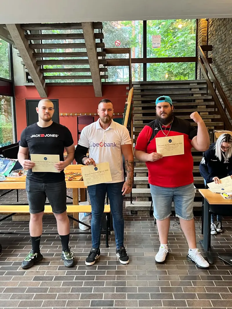 Rodrigue Colson sur le podium de la Brussels Armwrestling Cup, en 2022